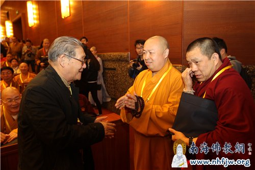 印顺大和尚与楼宇烈教授交谈(摄影:姚勇)