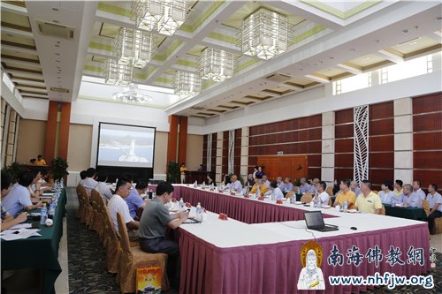 与会人员观看观音圣像开光录像