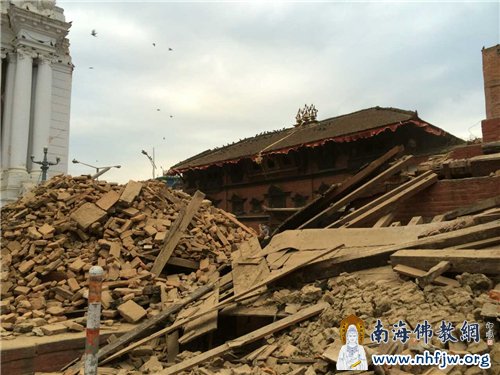 因地震而毁