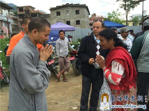 灾民双手合十,向中勇法师及中华寺致以感谢