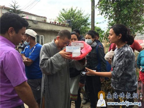 中勇法师为灾民分发物资