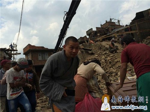 中勇法师前往受灾严重的地区,了解灾情