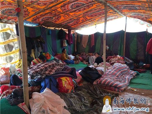 受灾群众暂时安住在帐篷里