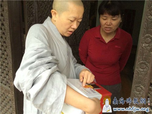 顿华法师向中华寺救灾人员讲解柴火炉的使用方法