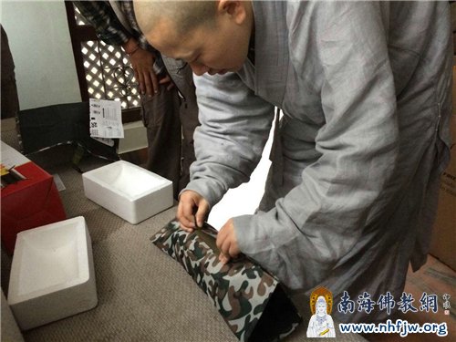 柴火炉非常轻巧,使用方便