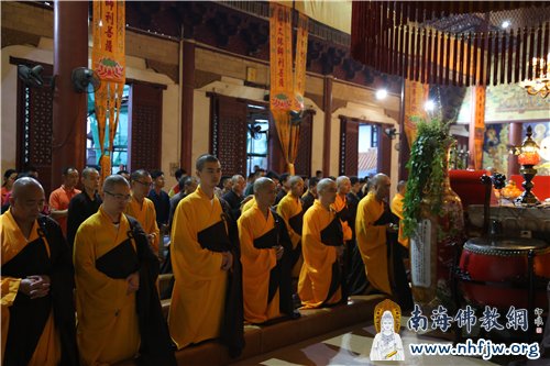 僧俗两众为地震灾民祈福