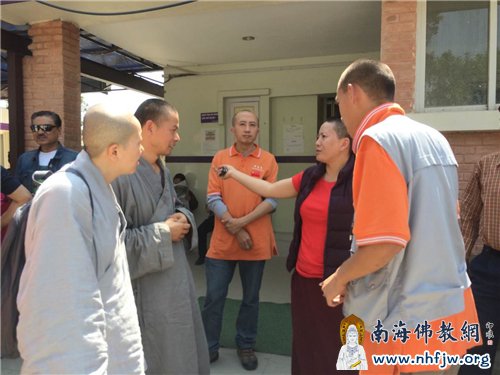 救援队正在讨论下一站的救援路线