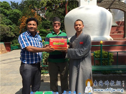 中勇法师与当地猴庙负责人进行物资交接仪式