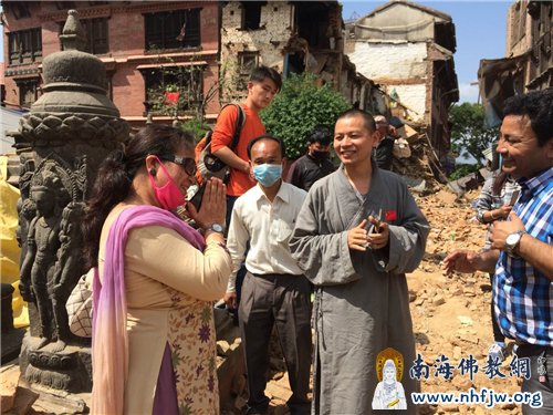 救援队的到来受到了当地灾民的热烈欢迎