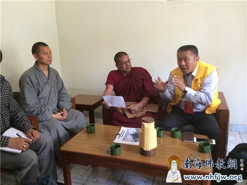 肖占军副秘书长与中华寺监院中勇法师就救灾工作进行交流探讨