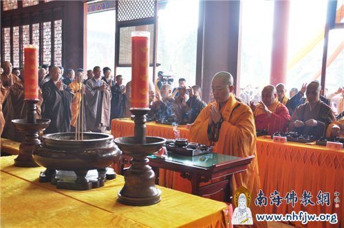 明海大和尚领众主法