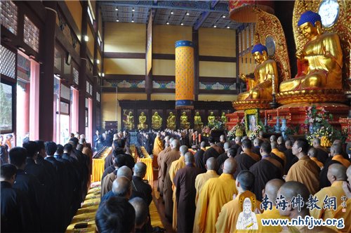 数百佛子整齐有序地站在大雄宝殿内