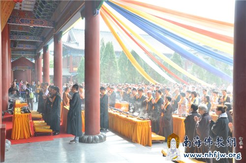 数百名佛子在大雄宝殿月台参加传供仪式
