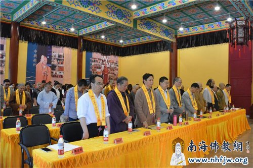 为尼泊尔和我国西藏地震遇难者默哀