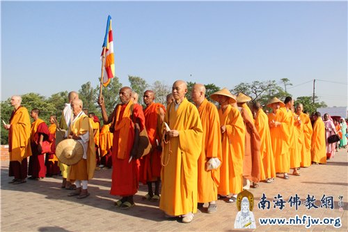 早上七时许,等待步入蓝毗尼圣园的僧众队伍