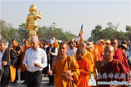 各国僧众围绕蓝毗尼圣园缓步行走