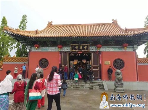 尼泊尔居民前往中华寺避难