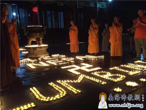 中华寺法师们进行祈福