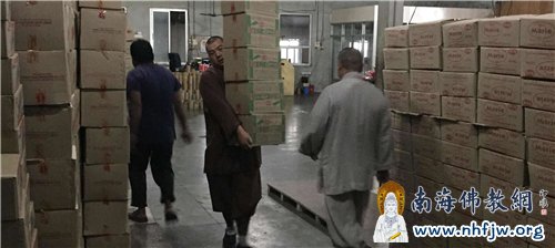 尼泊尔中华寺赈灾援助队员正在搬运赈灾物资