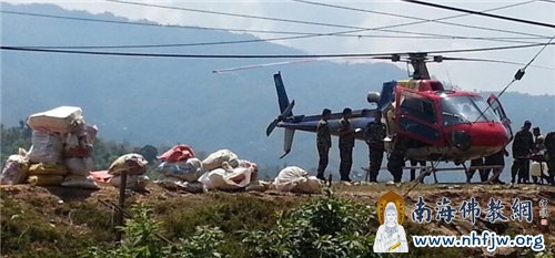 当地警方用警用飞机将中华寺的救灾物资送给深山灾民