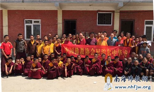 在siddhartha foundation孤儿院门口合影留念