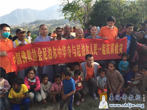 救援队与灾民一起合影