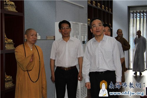 调研组参观大殿