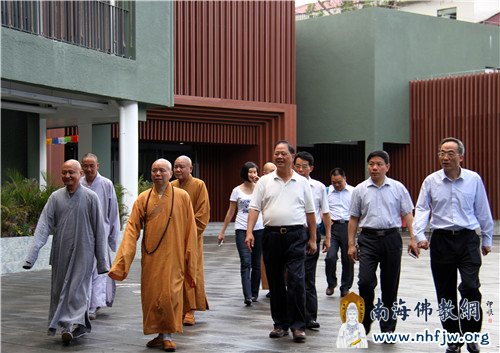 学院代表陪同调研组参观学院
