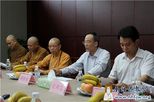 调研组阅读资料并发表看法