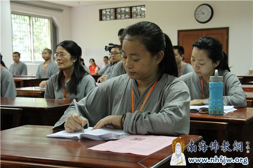 认真记录印顺大和尚为学员们开示的法语