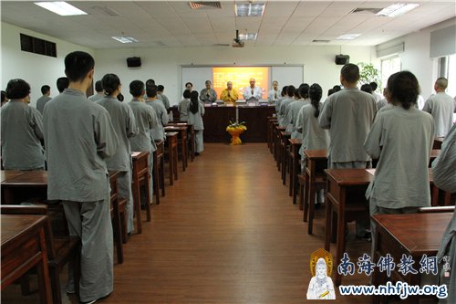 结业典礼开始,庄严而隆重