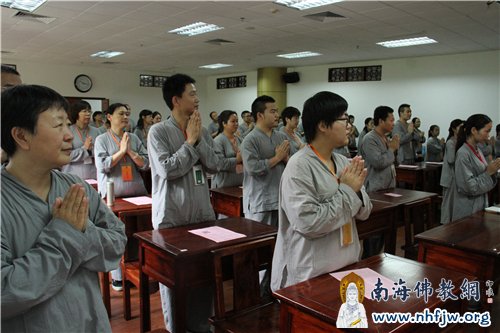 学员们合掌欢迎印顺大和尚到来