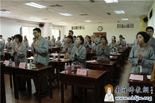 典礼在《三宝歌》中开始
