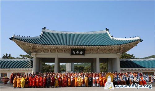 全球20个国家和地区的宗教领袖在献忠院合影 摄影:顿俊
