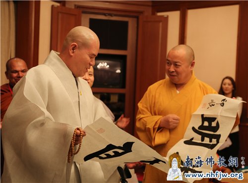 印顺大和尚赠送慈乘长老“光明自在”墨宝 摄影:顿俊