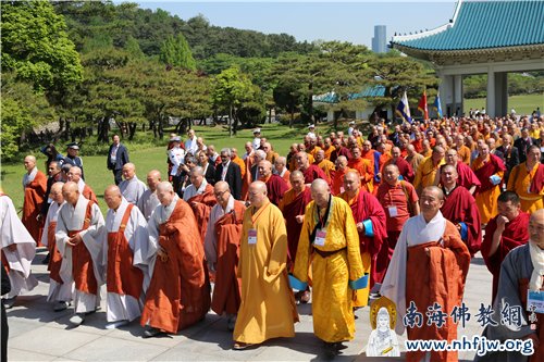 世界宗教领袖参访韩国献忠院 摄影:顿俊