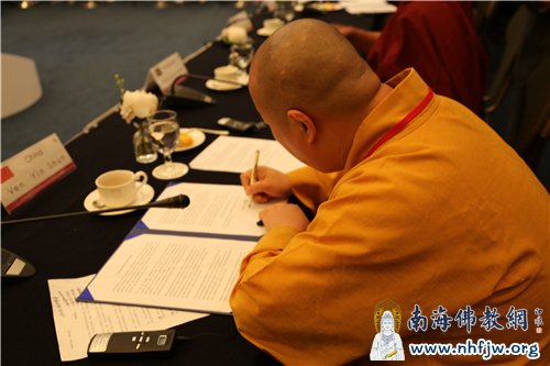 印顺大和尚在世界宗教领袖会上签署和平宣言 摄影:顿俊