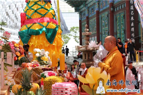 印顺大和尚为法会拈花祈福 摄影:顿俊