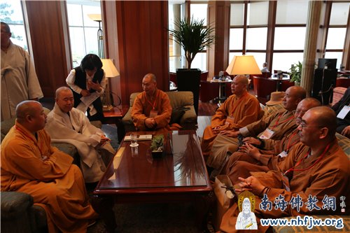 中国佛教协会代表团成员与春光长老会谈 摄影:顿俊