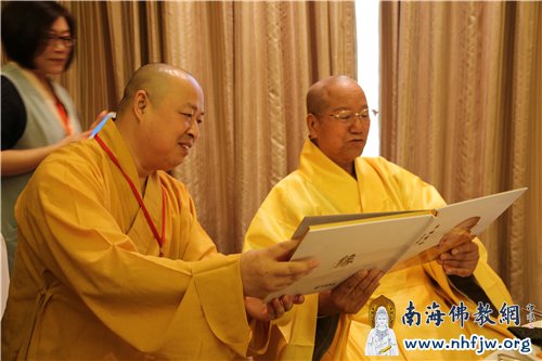 印顺大和尚向真际长老介绍《百年本焕》邮册 摄影:顿俊