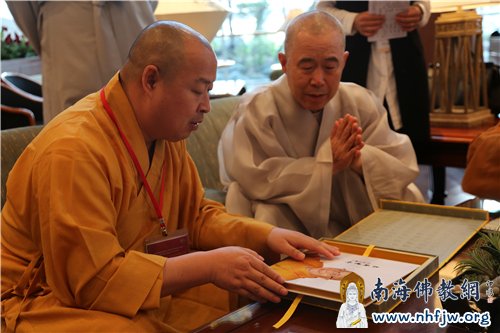 印顺大和尚赠送春光长老《百年本焕》邮册 摄影:顿俊