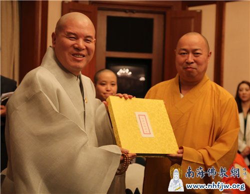 印顺大和尚赠送慈乘长老《百年本焕》邮册 摄影:顿俊