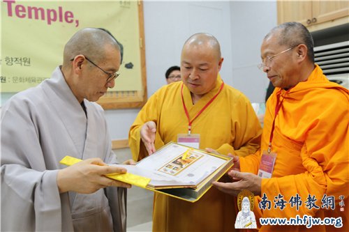 印顺大和尚赠送奉恩寺住持明尽法师《百年本焕》邮册 摄影:顿俊