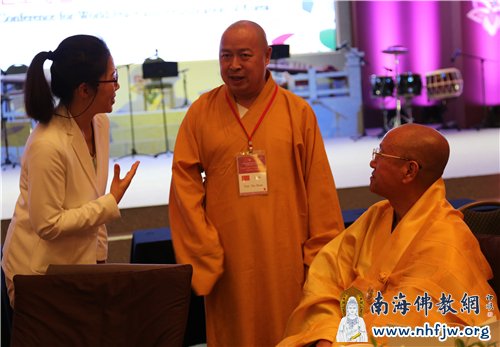 在宴会上,印顺大和尚与慈乘长老亲切交谈 摄影:顿俊