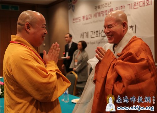 中国佛教协会副会长印顺大和尚与韩国曹溪宗总务院院长慈乘长老亲切合十 摄影:顿俊