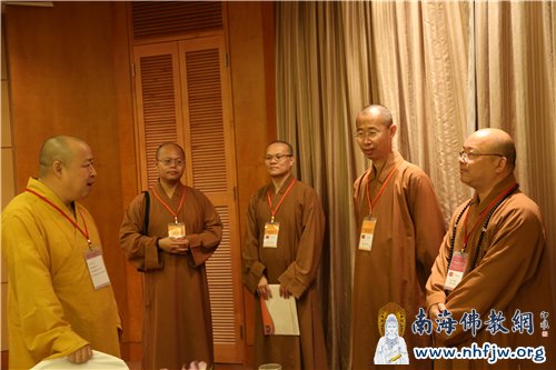 印顺大和尚与台湾佛光山心保法师交谈 摄影:顿俊