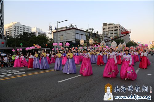 手举各式各样花灯,参加国民和谐祈愿游行活动 摄影:顿俊