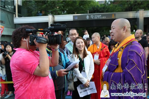 印顺大和尚接受韩国媒体的采访 摄影:顿俊