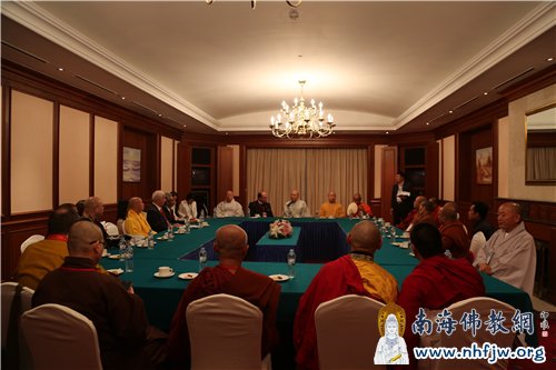 在欢送晚宴举行前,各国宗教领袖举行碰头会 摄影:顿俊