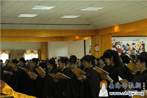 03 身穿缦衣,手持经文,虔诚诵经.jpg